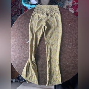 Buff bunny groovy flare yoga pants🌸🌻🌼